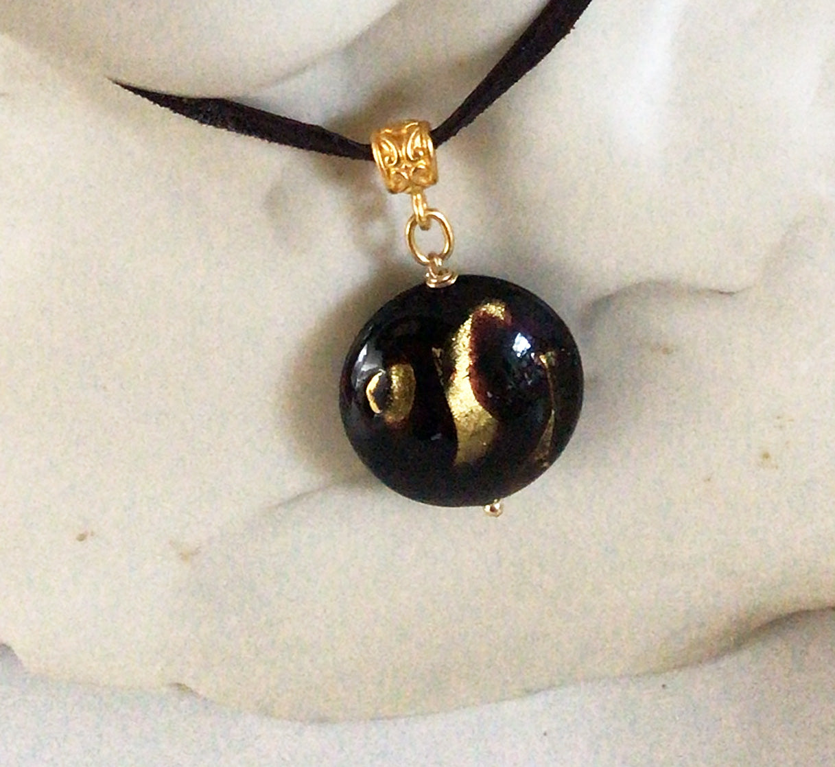 VENETIAN GLASS PENDANT ROUND BROWN W GOLD ON LEATHER
